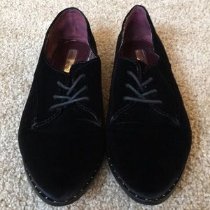 Report Signature Velvet shoe. Size 9.